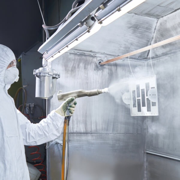 Un gros plan d'une tête de découpe laser de haute précision émettant de vives étincelles alors qu'elle découpe des formes complexes dans une plaque de métal épaisse au sein d'une usine de fabrication.
