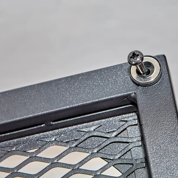 Gros plan sur un objet en métal avec une vis, illustrant le pliage d'acier sur mesure.