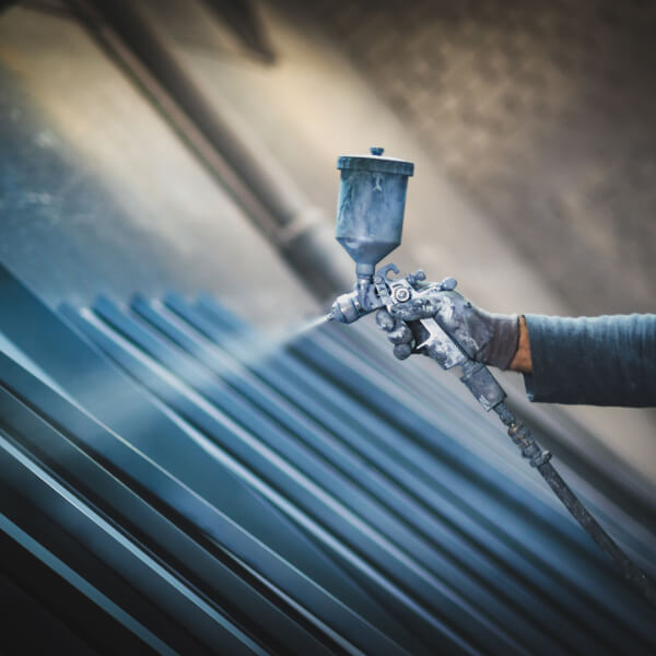 Une comparaison côte à côte de différents tuyaux et feuilles de métal industriels, illustrant le choix entre l'acier galvanisé et l'acier inoxydable pour la construction.