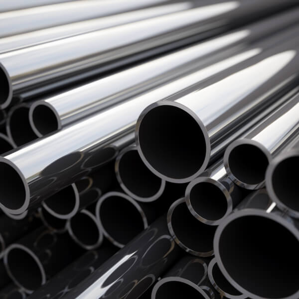 Un gros plan de plusieurs feuilles d'acier inoxydable de haute qualité empilées, montrant leur éclat métallique caractéristique et leur surface lisse.