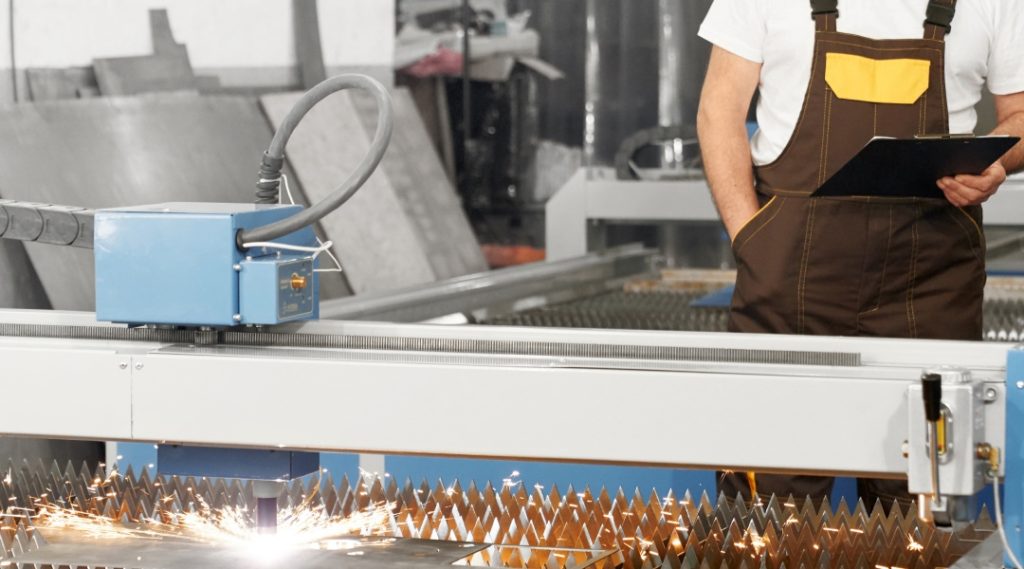 Découpe laser acier : précision et pliage métal
